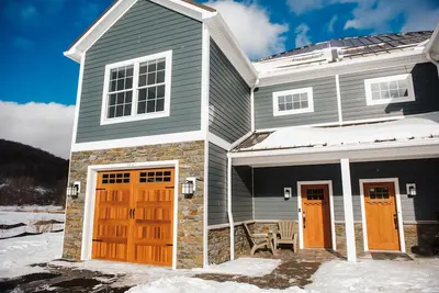 Image de Ellicottville Getaway - Cozy, Newly built townhouse with 4 bedrooms and 2. 5 bath