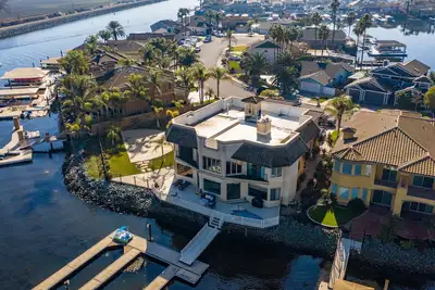 Image de Luxury Retreat with Waterfront View Delta Access