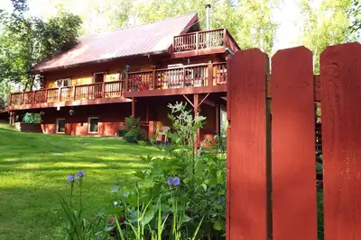 Image de Two bedroom, fully furnished apartment with private entrance on 3 wooded acres