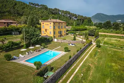 Image de Sara, appartement avec grande piscine privée, WiFi. Lucca