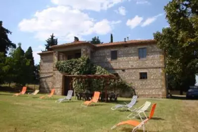 Image de Typical Tuscan Villa between wineyards and olive trees