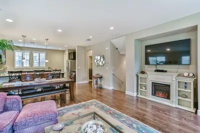 Image de Newer Spacious Detached Home in Gated Community ~ Amenities Galore!