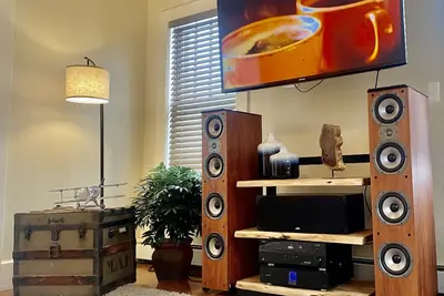 Image de Modern Farm House…minutes to Okemo; 2 King beds!