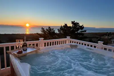 Image de Gorgeous pano views, Beach Front Access and hot tub! Your peaceful escape!