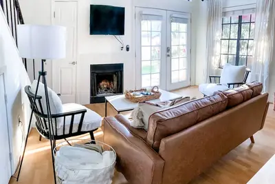 Image de 2/2 w/ Gameroom & Pool, Walk to Everything - baseball, shopping, parks & dining!