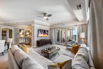 Image de Sophisticated Residence steps away from the Beach located at The Ritz-Carlton