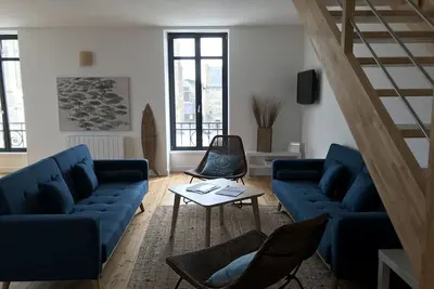 Image de Duplex centre ville 120m2. Face à la cathédrale de Saint Pol de Leon.