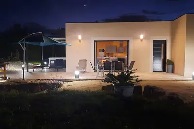 Image de Villa moderne climatisée avec jacuzzi privé – Havre de paix en Drôme