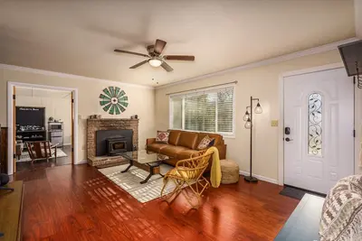 Image de Cozy Home Near Park Entrance, Bass Lake, Restaurants & Shops