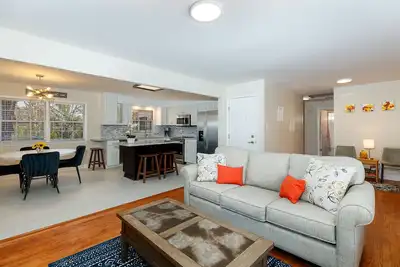 Image de Original Oak Tree Oasis: Private sunroom/deck/grill/firepit/yard