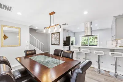 Image de Staycation · Vacation in this Beautiful Home Away From Home