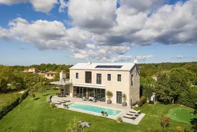 Image de Maison de vacances avec piscine privée pour 8 personnes env. 400 qmà Radetici, Istrie (Intérieur des terres de l'Istrie)