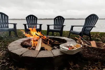 Image de Spacious and Stylish Lakefront Retreat, Views, Fireworks! , Fire pit