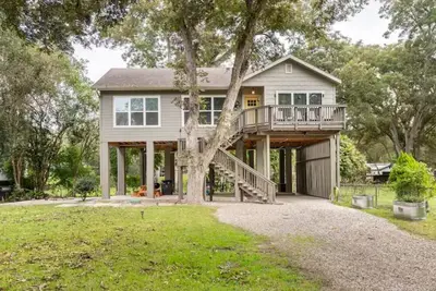 Image de McQueeney Tree-House near lake