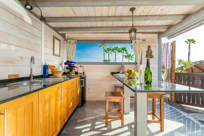 Eco Palm Yurt avec vue sur la mer, piscine solaire, parc de jeux, Wifi, jardin
