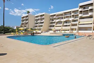 Image de Appartement de vacances \"Palmeira Galé\" avec vue sur la mer, Wi-Fi, balcon et piscine partagée