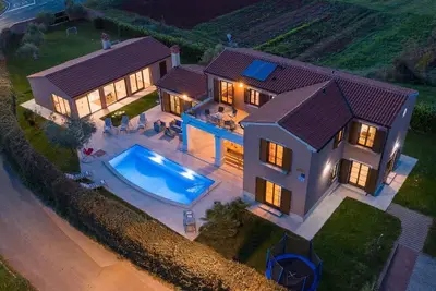 Image de Maison de vacances avec piscine privée pour 10 personnes env. 310 qmà Barban, Istrie (Baie de Raša)