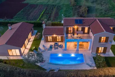 Image de This exquisite property is settled among the gentle evergreen hills of the Barban area