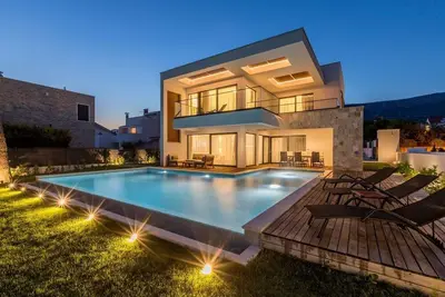Luxury Villa Papillon Split with private infinity pool and sea view in Kastel Kambelovac - Split