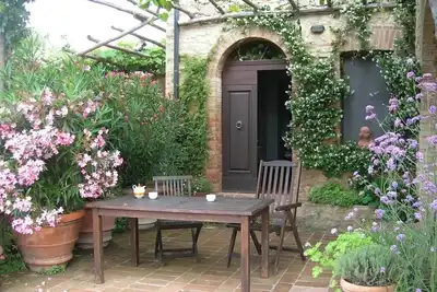 Ferme du 17ème siècle, mobiliers anciens, beaucoup de fleurs