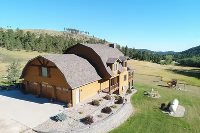 Image de Unique Cabin on 5 Acres, w/ Hot Tub, 2-Story Fireplace, 3-Car Gar. , 5000 S. Ft