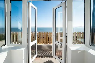 Image de Abalyne Beach House - Beautiful beachhouse - Sea views throughout, modern, brigh