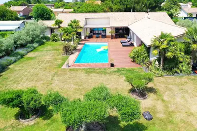 Image de Villa 12 personnes avec piscine et jacuzzi privé au calme