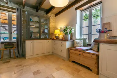 Image de Luxury Country Stone Property - stunning views, private heated pool & fab patio!