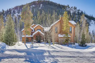 Stunning custom Home w/ private hot tub, quick drive to the slopes!