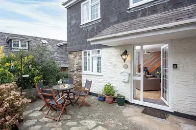 Image de Garden Cottage is a comfortable two bedroom cottage sleeping four in the heart of Kingsbridge.