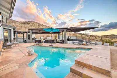 Image de 11 Mi to Dtwn Phoenix! Mtn-View Retreat w/ Hot Tub