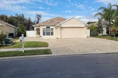 Image de 2 bedroom 2 bath home close to restaurants, shopping, parks and beaches.
