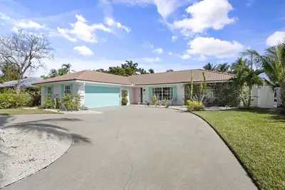 Image de Tequesta/Jupiter Pool Home close to Beaches and Dining. 2 miles to the beach.