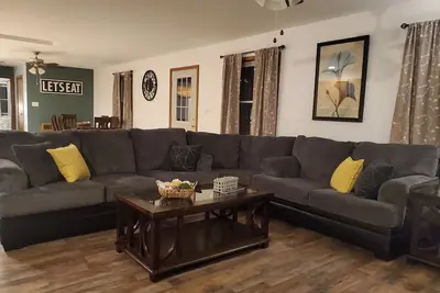 Image de Hilltop Retreat 2: Spacious, pond-front home for 12 near wine trail!