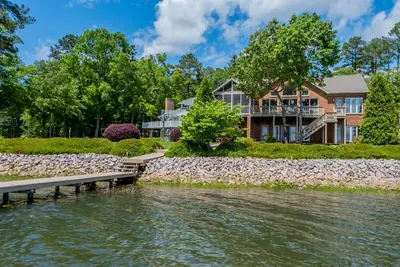 Image de Grandview Lodge | Magnificent Main Lake Views | 3 Night Min