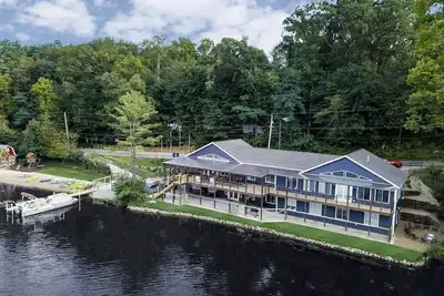 Image de Accessible Blue Spruce Lodge: 340ft of Lake Frontage, 80-ft wide Sandy Beach!