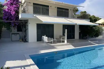 lux Neuwertige. Villa avec piscine (9mx4m) à la plage (seulement 70<br>Mètres) avec une vue pour 8 Per