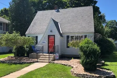 Image de Short walk to Downtown and beaches. Winter skiing a short 30-minute drive away.