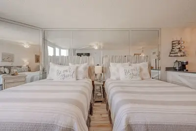 Image de Beach Front Studio Condo Complimentary Beach Service March 1-October 31