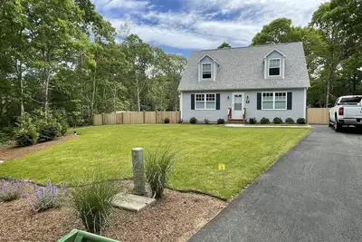Image de New construction cape house close to shops and 3 miles from the beach.