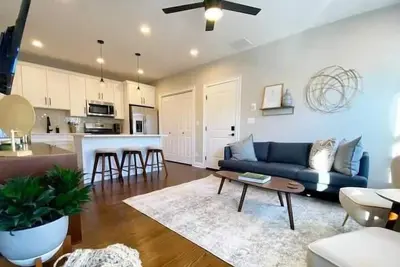 Image de Modern 4 Bedroom Apt Next to Park&Pool | Lakeview