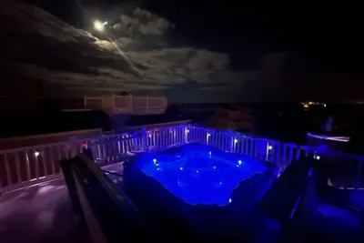 Image de 5 BRs w/Gourmet Kitchen & HotTub. Steps to Beach