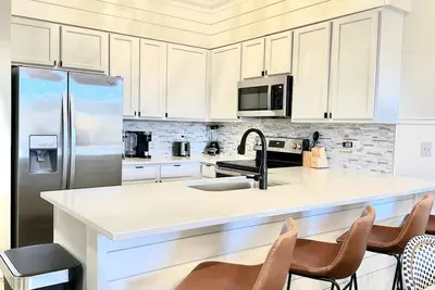 Image de Sleeps 8, Steps to Rosemary, heated pool, deeded beach access, shopping, dining!