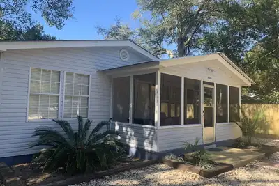 Image de Carrabelle Snapper Shack, sleeps 6. Five min to Carrabelle beach, hot tub!