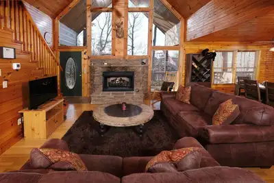 Image de Comfy and Cozy Cabin. fireplace, billiard table & Pac-Man Arcade.