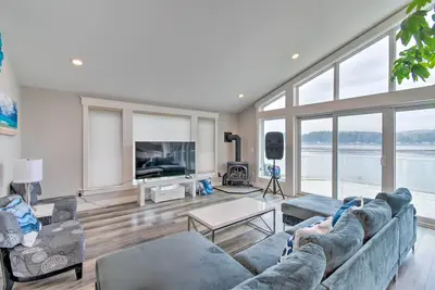 Image de Scenic & Spacious Getaway on North Bay w/ Deck!