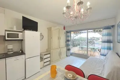 Image de Appartement en rez de chaussée accès plage et parking privé 4popl8