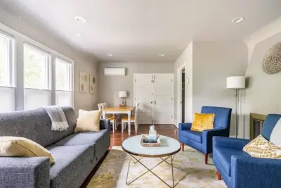 Capitol Hill Large 1 Bed Suite