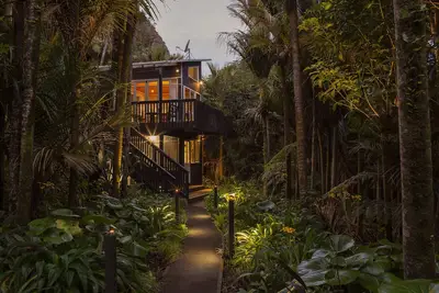 Image de Stunning private forest setting; flavours of Bali. Walk to beach, eateries. . . .