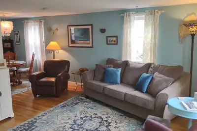 Image de Cozy townhouse a mile to beaches and downtown Newport